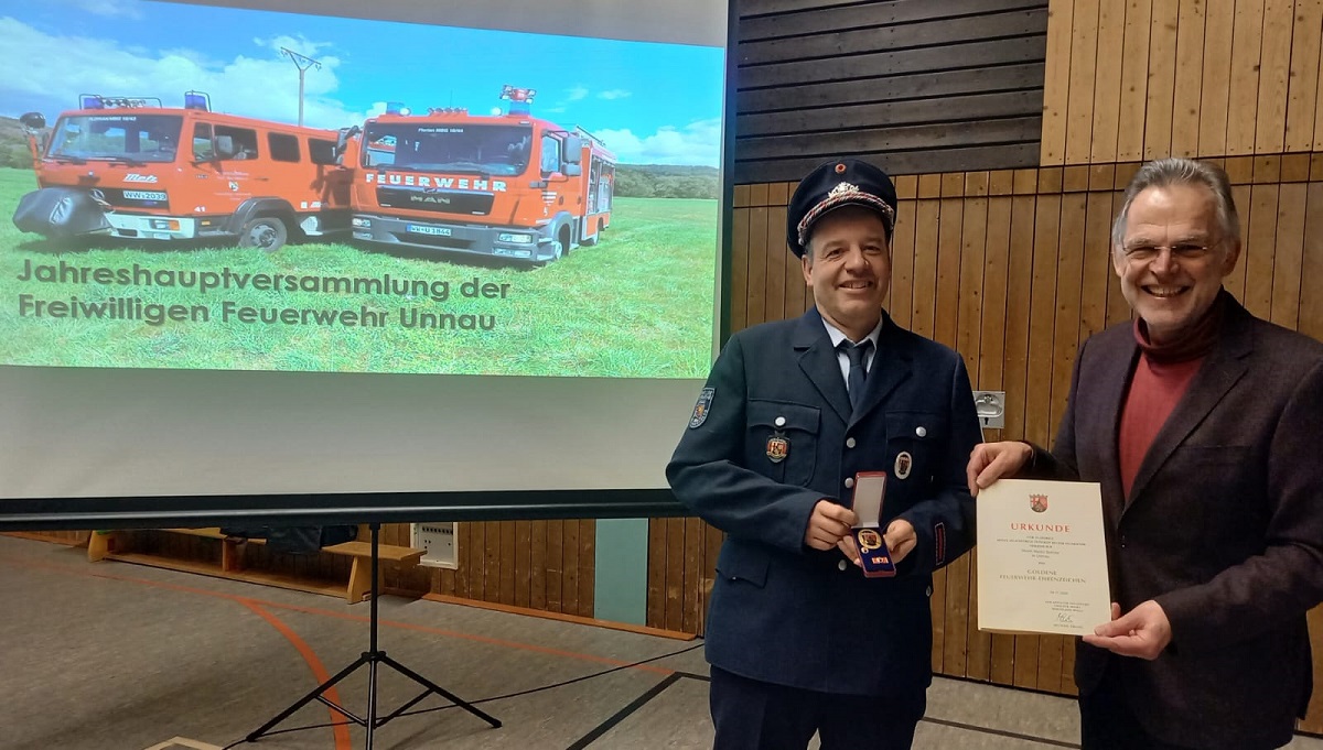 Eine auergewhnliche Ehrung konnte Brgermeister Andreas Heidrich anlsslich der Jahreshauptversammlung der Freiwilligen Feuerwehr Unnau vornehmen. Heiko Schtz erhielt fr 35 Jahre aktiven ehrenamtlichen Feuerwehrdienst das Goldene Feuerwehr-Ehrenzeichen des Landes Rheinland-Pfalz. (Fotos: Pascal Schtz)