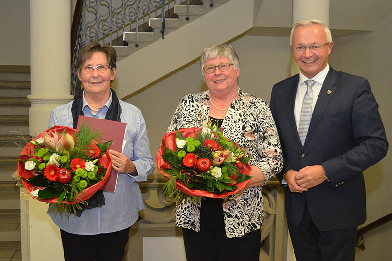 Passend zum Internationalen Tag des Ehrenamtes, der seit einigen Jahrzehnten am 5. Dezember gefeiert wird, erhielten Erika Gerhards (Mitte) und Marlene Pertz aus Bruchhausen diese hohe Auszeichnung. Foto: Kreisverwaltung