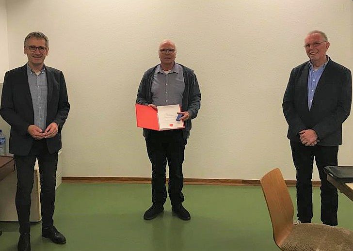 Klaus-Peter Neubauer (Mitte) wurde fr 50-jhrige Mitgliedschaft in der SPD von Hendrik Hering (links) und Peter Enders geehrt. Foto: privat