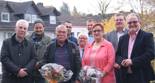 Fr Burkhard Schmidt und Christa Leidig-Fischer (vorne, 2. u. 3. von links) gab es Glckwnsche zum 25-jhrigen Dienstjubilum. (Foto: Verbandsgemeinde Wissen)