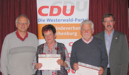 Ehrungen für verdiente Weggefährten: (von links) Johannes Kempf, stellvertretender CDU-Kreisvorsitzender, Doris Warbinek und Manfred Dönges sowie der Hachenburger CDU-Gemeindeverbandsvorsitzende Karl-Heinz Boll. (Foto: CDU)