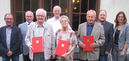 Der SPD-Kreisverband ehrte langjhrige Mitglieder: (von links) der Brachbacher SPD_Ortsvereinsvorsitzende Reinhard Zller (Brachbach), MdL Heijo Hfer, Wolfgang Frank, Rudolf Scharping, Anne-Dore Frank, Paul Stark, SPD-Kreisvorsitzender Andreas Hundhausen und MdL Sabine Btzing-Lichtenthler. (Foto: SPD-Kreisverband Altenkirchen)