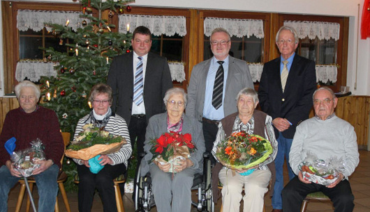 Die Ehrung der ltesten Besucher aus Fiersbach und Hirz-Maulsbach gehrte natrlich zum Programm. (Foto: privat)