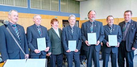 Neben Musik, Gesang, Kaffee und Kuchen gab es auch zahlreiche Ehrungen fr langjhrige Aktive des MGV: (von links) Hubert Hof, Horst Jger, Marita Ganser, Gerd Schmidt, Uli Jasser, Gerhard Jnger und Matthias Merzhuser. (Foto: Verein) 