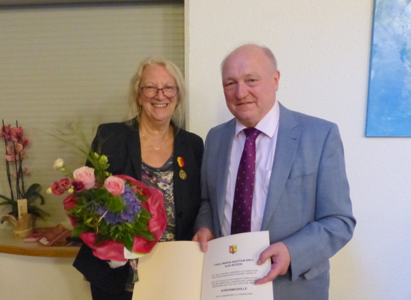 Landrat Michael Lieber hat Maria Bastian-Erll mit der Ehrenmedaille des Kreises Altenkirchen ausgezeichnet. (Foto: Kreisverwaltung Altenkirchen)