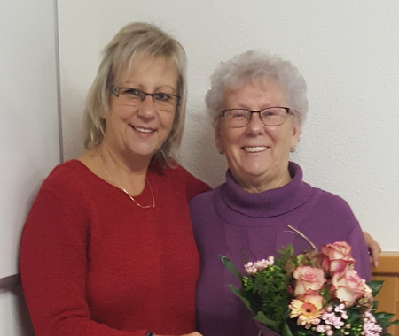 Birgit Schreiner (links) von der DRK-Geschftsstelle in Altenkirchen bedankte sich seitens des DRK bei Marlene Eutebach fr ihr jahhrzehntelanges Engagement. (Foto: DRK) 