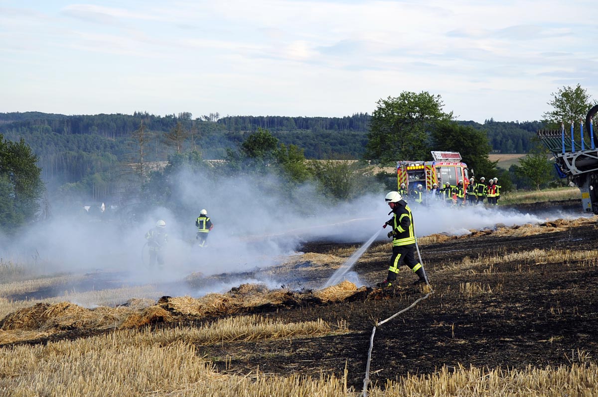 Großer Flächenbrand in Eichen – erneut mussten die Feuerwehren tätig werden
