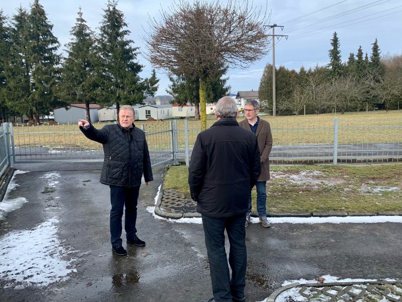 Jrgen Steup (links) und Hendrik Hering auf dem Friedhofsgelnde von Groseifen/Eichenstruth. Fotos: privat