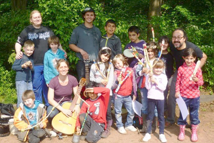 Unter fachkundiger Anleitung sollen Musikinstrumente aus Holz entstehen. Foto: pr