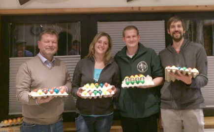 Eierausgabe durch Brudermeister Florian Jung an die stolzen Sieger Tobias Ktting, Carina Ring (von links) und Simon Wunderlich (rechts). Foto: Verein