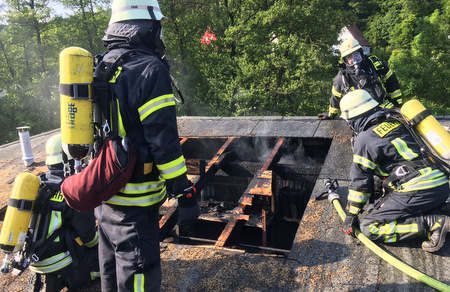 Die starke Rauchentwicklung erschwerte die Sicht so, dass weitere Trupps ber Schiebleitern aufs Dach stiegen und dort die Dachhaut ffneten, um den Brandherd erreichen zu knnen. (Foto: Verbandsgemeindefeuerwehr Daaden-Herdorf)