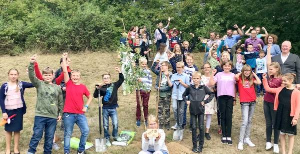 Gemeinsam mit Eltern, Klassenlehrerinnen und der Schulleitung pflanzten die neuen Fnfer Apfelbume. (Foto: Realschule plus)
