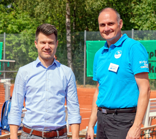 Stadtbrgermeister Stefan Leukel (links) und TuS-Vorsitzender Jochen Cramer bei der EInweihung der neuen Hachenburger Tennispltze. (Foto: Martin Fandler)