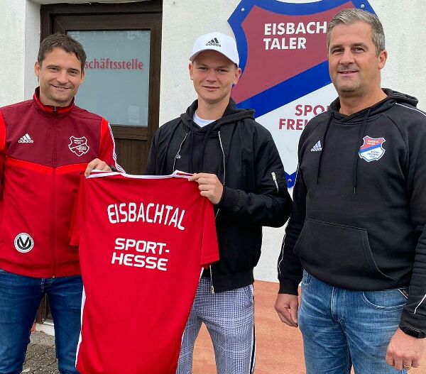 U19-Trainer Dominik Pistor (links) und der Sportliche Leiter fr den Juniorenbereich, Oliver Kleinmann (rechts), freuen sich darber, dass Luis Kiesel sich den Eisbren angeschlossen hat. Foto: SF Eisbachtal