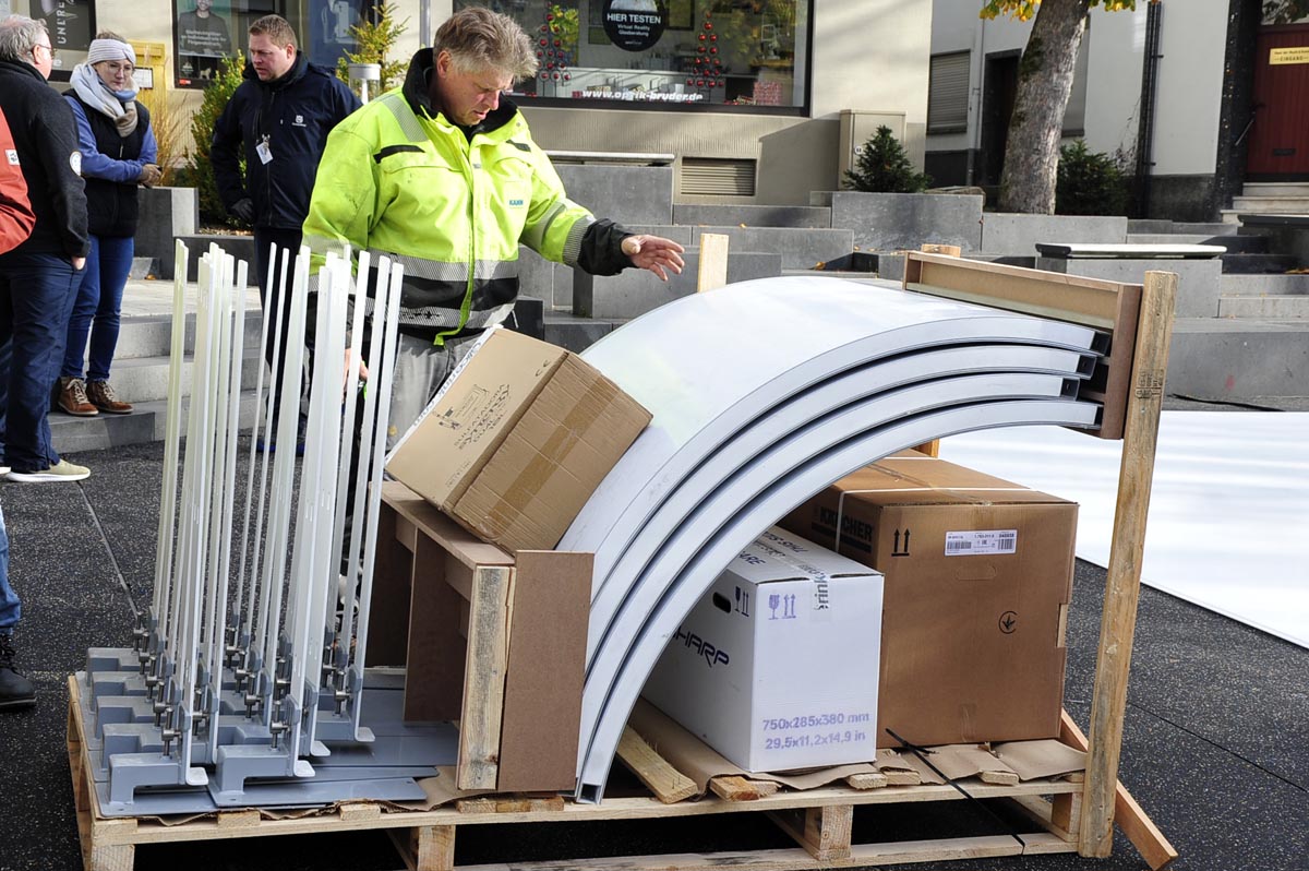 Attraktion wurde in Altenkirchen aufgebaut  Ab Samstag ist Eislaufen mglich