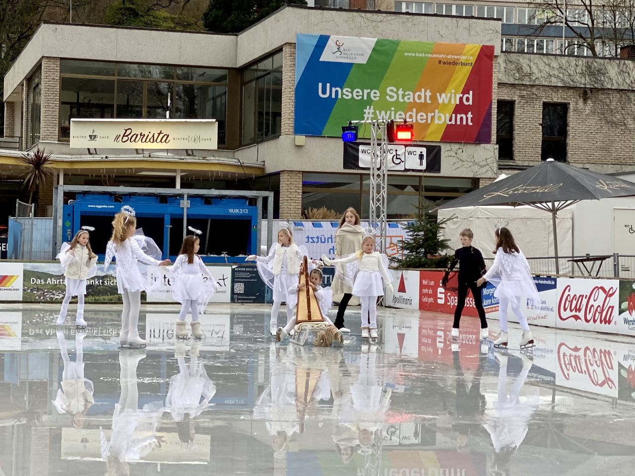 Eis-Engelchen tanzen fr das Ahrtal im Kurpark on Ice