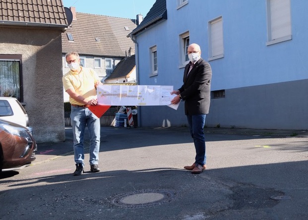 Im April/Mai 2021 werden die Eisen- und Httenstrae saniert sein. Berno Neuhoff, Stadtbrgermeister (l.) zusammen mit Dirk Baier, Geschftsfhrer der Stadtwerke Wissen GmbH.  (Fotos: KathaBe)