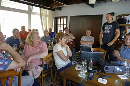 Die Anwohner/innen des oberen Eisenwegs in Betzdorf trafen sich und fordern mehr Verkehrssicherheit in der Anliegerstrae. Foto: Gaby Wertebach