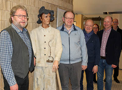 Im Kreisbergbaumuseum startete die Sonderausstellung Schtze der Tiefe und erinnert an die Grube San Fernando. Museumsleiter Achim Heinz, Thomas Dber, Landrat Michael Lieber und Stadtbrgermeister Uwe Erner (von links) nahmen an der Erffnung teil. Fotos: anna