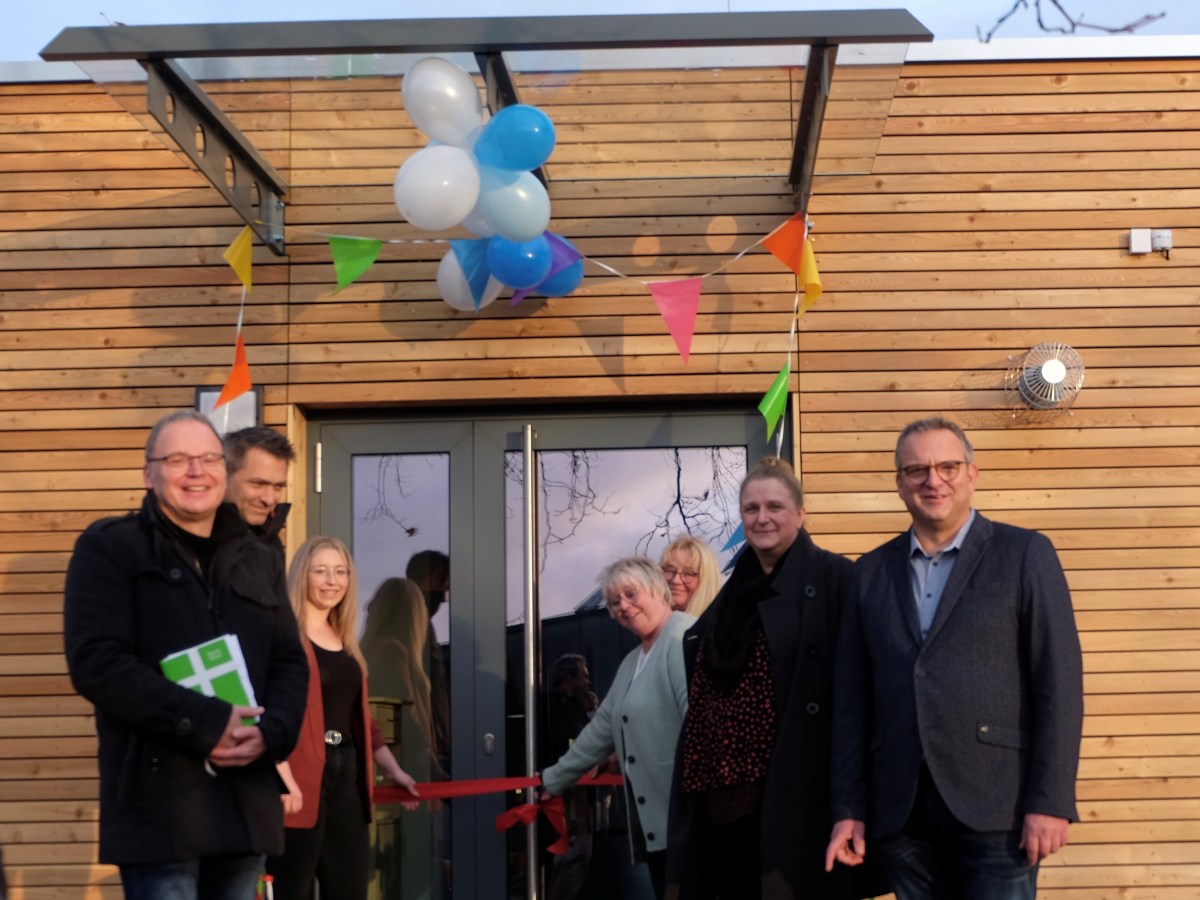 Das symbolische Band wurde durchschnitten  nun kann sich die Wolkengruppe im neuen Erweiterungsbau mit Leben fllen. Von links: Pfarrer Marcus Tesch, Marc Eichhorn (FB Bauen), Anna Teuwsen, Susanne Gockel, Veronika Korb (Kita), Heike Brning (Elternausschuss) und Berno Neuhoff. (Fotos: KathaBe) 