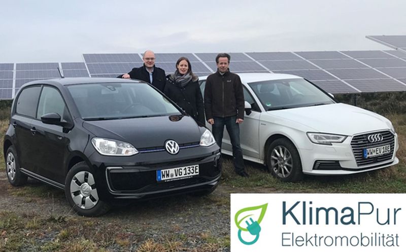 Die beiden Elektrofahrzeuge der VG Hachenburg mit Klimaschutzmanager Henrik Ltkemeier, der stellvertretenden Abteilungsleiterin im Bereich Brgerdienste Jennifer Arndt und VG-Werkleiter Marco Drner im PV-Park im GE-Gebiet Hachenburg. Foto: privat