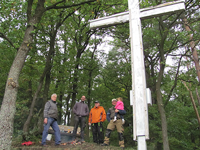 Das Kreuz auf der Elgenhardt, einem Wahrzeichen von Selbach ist wieder gut sichtbar und gut zu erreichen. Foto: FWG