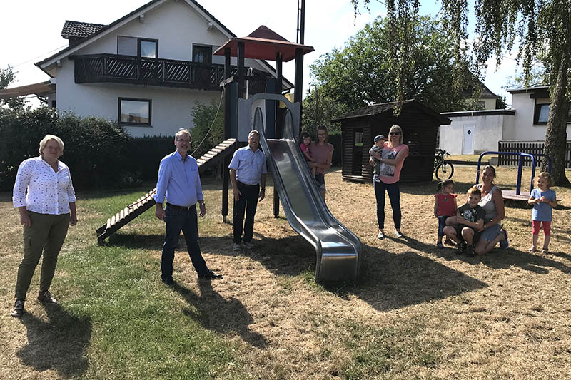 MdL Sven Lefkowitz 2. v.l. berbringt gute Nachrichten. Foto: privat