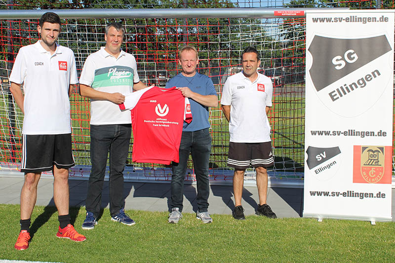 Die offiziellen der Zweiten Mannschaft freuen sich ber ihren neuen Trikot-Sponsor Frank Eul. Co-Trainer Claudio Schmitz, Frank Eul, sportlicher Leiter Werner Eul und Trainer Michael Pieta. Foto: Verein