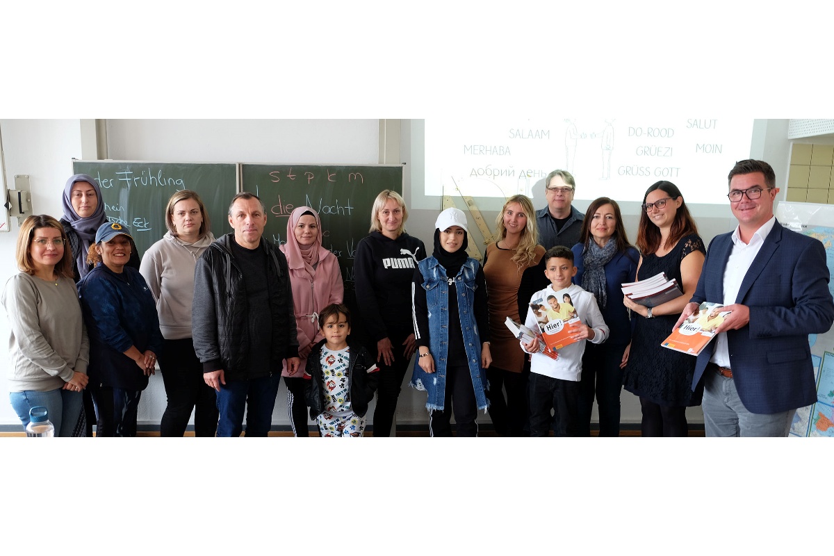 In der Heinrich-Heine-Realschule Plus findet der erste Elternkurs statt. Darber freuen sich neben den Teilnehmenden auch (von rechts) Brgermeister Peter Jung, Meike Pfeiffer, Dilorom Jacka und Thomas Moritz. (Foto: privat)