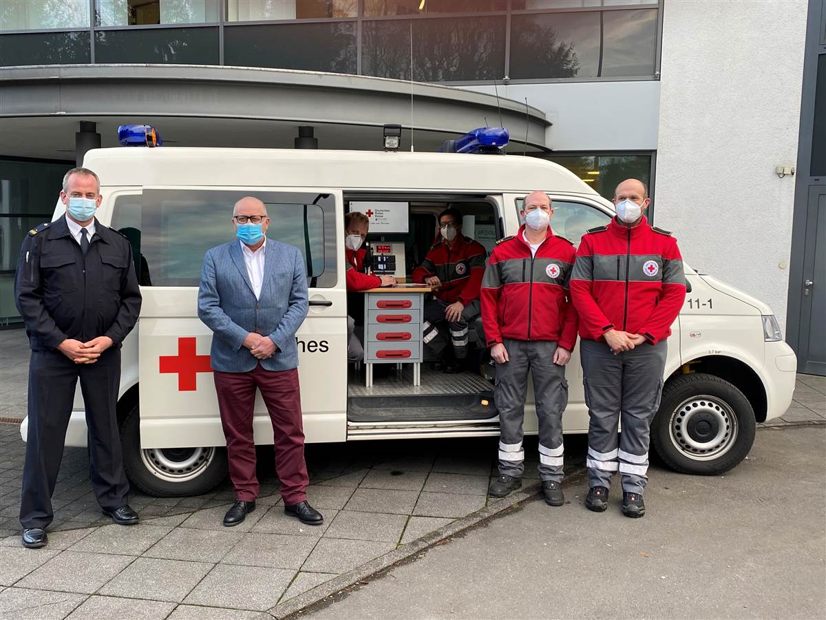 Nahmen die erneuerte ELW-Technik in Augenschein: (stehend, von links) Ralf Schwarzbach, Brand- und Katastrophenschutzinspekteur (BKI) des Landkreises, Landrat Dr. Peter Enders, Kreisbereitschaftsleiter Udo Schmidt und der stellvertretende Katastrophenschutzbeauftragte Christoph Ebener. (Foto: privat)