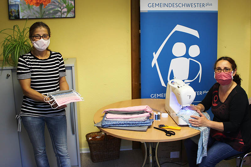 Das Foto zeigt auf der linken Seite Birgit Boos mit einer Auswahl an selbstgenhten Alltagsmasken fr die hochbetagten Menschen und auf der rechten Seite Heike Chandoni. Foto: privat