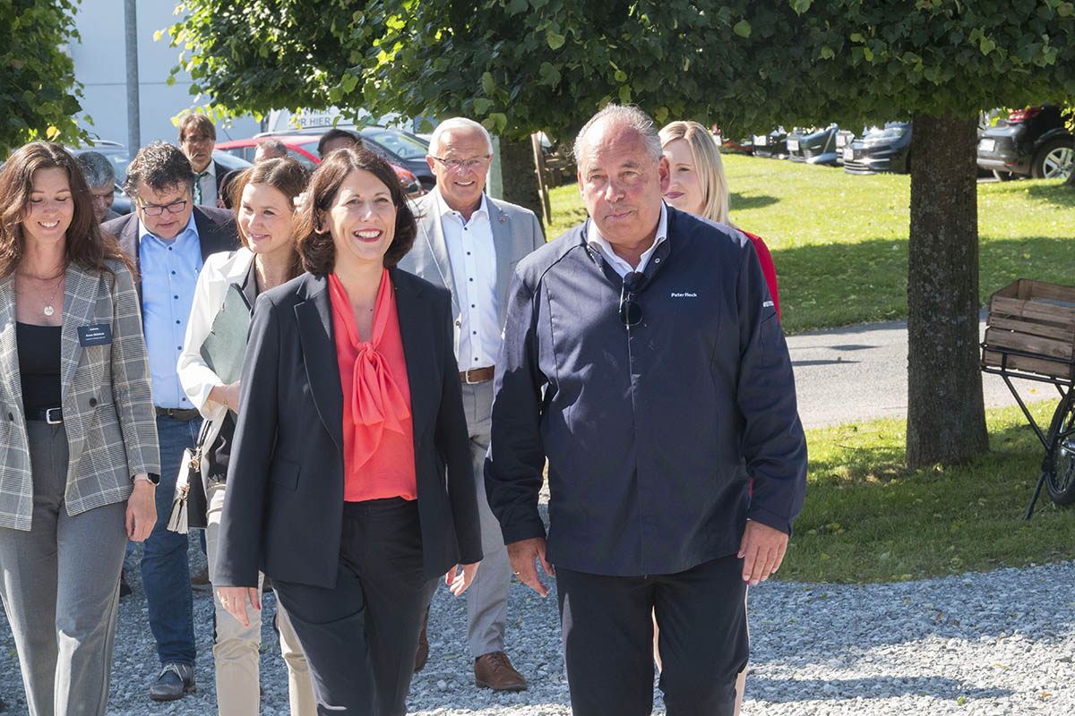 Wirtschaftsministerin Daniela Schmitt wird von Peter Hack zum Wirtschaftsempfang begleitet. Fotos: Wolfgang Tischler