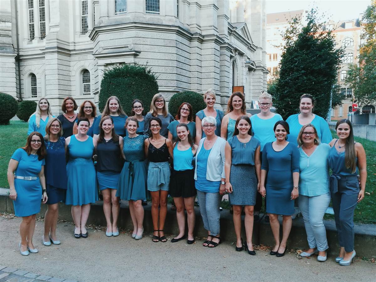 Die 25 Frauen um Chorleiterin Kristin Knautz produzierten ein Musikvideo produziert, mit dem sie nun auch mit ber einem dutzend anderer Chre im Rennen um den Best Virtual Choir des Chorverbandes Rheinland Pfalz stehen. (Foto: Encantada)