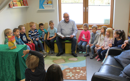 Peter Enders, Eichener Ortsbrgermeister und Mitglied des Landtages, hatte das Buch Weit Du, wo die Baumkinder sind? mitgebracht. (Foto: privat)