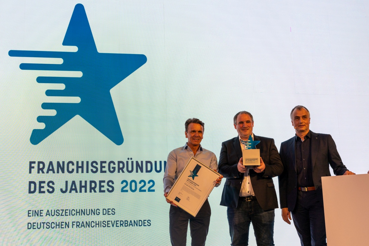 Der Enerix-Geschftsfhrer Peter Knuth (links) und der Gewinner des Franchisegrnder-Preises 2022, Alan Hughes, Geschftsinhaber Enerix Westerwald (Mitte) freuen sich ber die Auszeichnung. (Foto: Enerix)