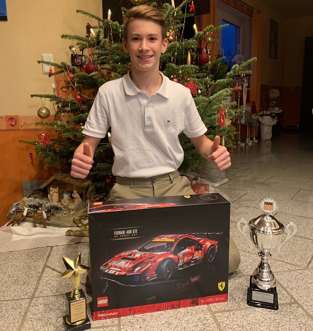 Enrico mit den Pokalen und dem Geschenk vom ADAC Mittelrhein e.V.. (Fotoquelle: Clean-XL GmbH&Co.) 