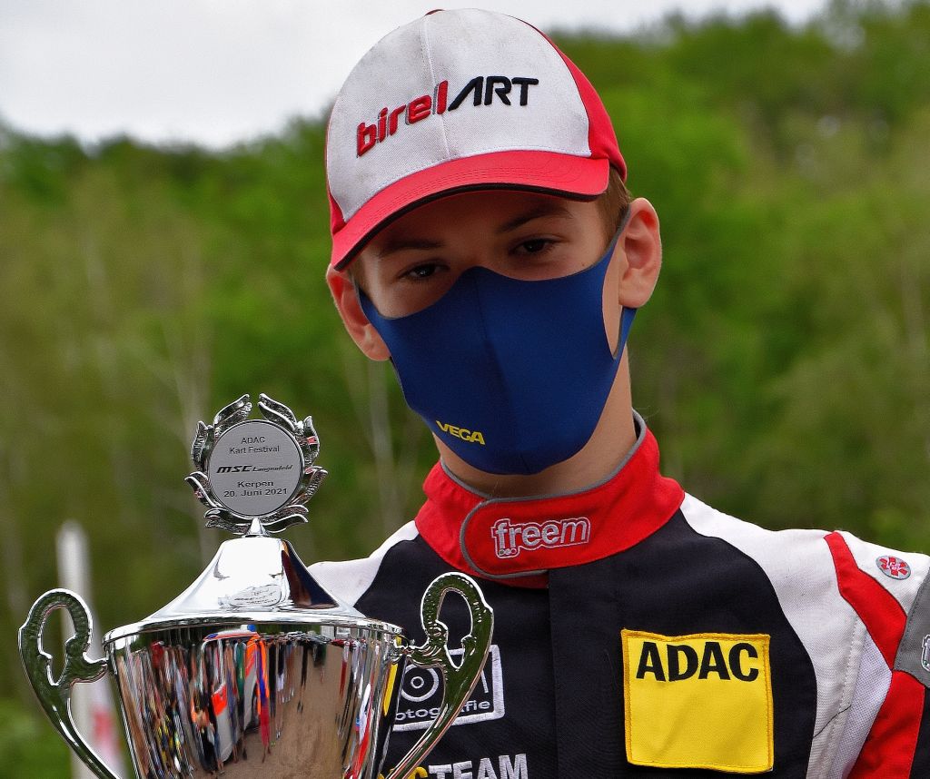 Enrico Frderer mit dem Siegerpokal. Fotos: Storm Photography