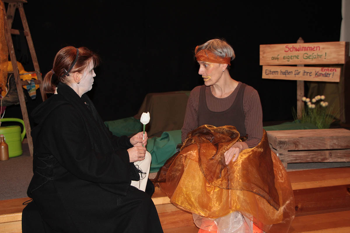 Annegret Spies (links) und Silke Düngen schlüpfen in die Rollen von Tod und Ente. Das Theaterstück basiert auf dem Bilderbuch von Wolf Erlbruch. Foto: Beate Christ