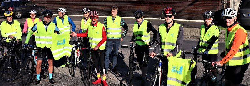 Die an der Aktion beteiligten Radler der Equipe France vor der Ausfahrt mit Warnweste im Gelbachtal. Fotos: privat