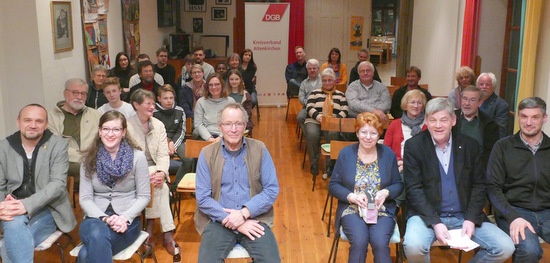 Alle Teilnehmerinnen und Teilnehmer wollten gegen Rassismus und fr Menschenfreundlichkeit Gesicht zeigen. Kurzerhand gesellte sich Edith Erbrich (vorne, 3. von rechts) zum Publikum und die Bhnen-Deko wanderte nach hinten in den Saal. (Foto: privat) 