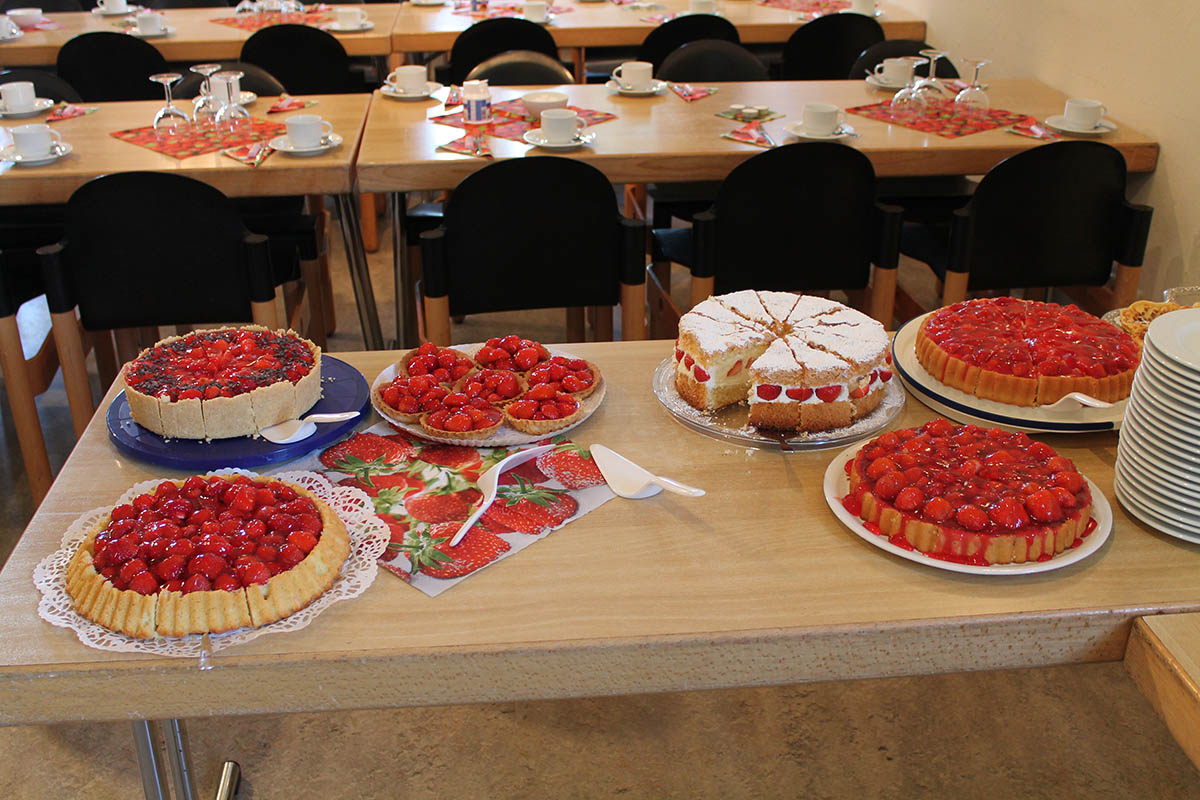 Eine Vielfalt leckerer, selbst gebackener Kuchen mit den roten Frchten erwartet die Gste beim Erdbeerfest der CDU Rheinbreitbach. Foto: Heinz Schmit