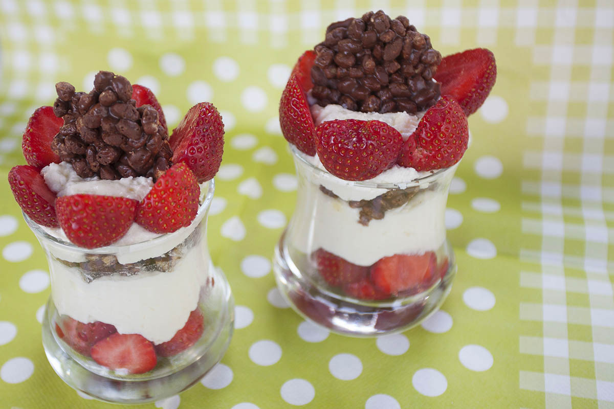 Westerwälder Rezepte: Erdbeer-Dessert mit weißer Schokoladencreme und Schokofleks