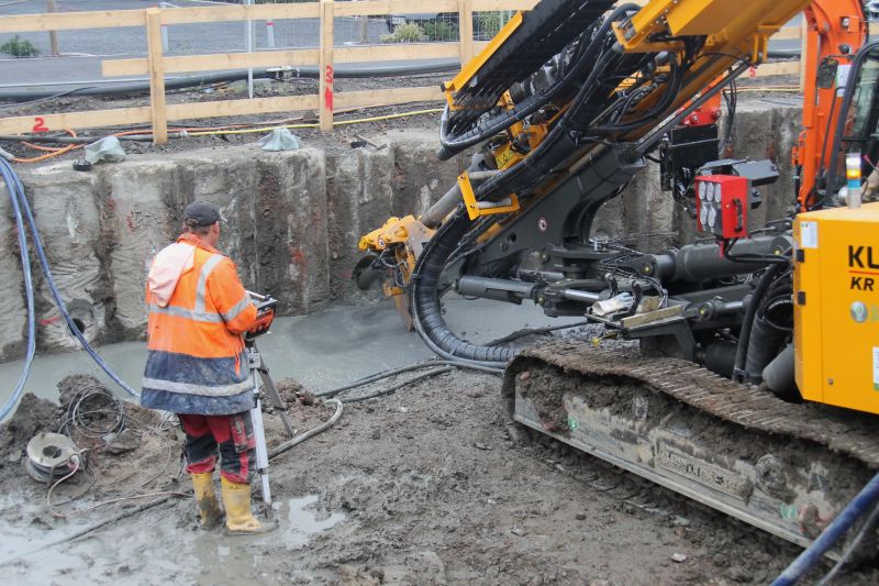 Diese Maschine arbeitet unterirdisch: Durch die Bohrpfahlwand werden die Erdanker ins das dahinterliegende Erdreich getrieben. So wird die Baugrube fr das Verbandsgemeindehaus abgesichert. Foto: VG Montabaur