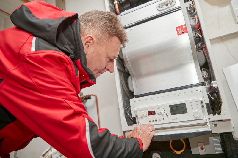 Monteur Reinhard Guzien demonstriert, wie die Erhebung der Erdgasgerte bei den Endkunden abluft. Foto: evm/Sascha Ditscher