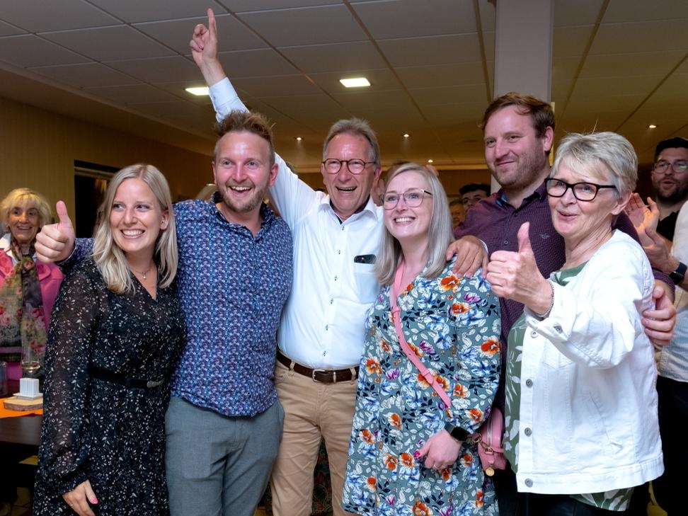 Erwin Rddel (mit ausgestrecktem Arm) im Kreise von Familie und Freunden, als das Wahlergebnis feststeht. (Foto: privat)