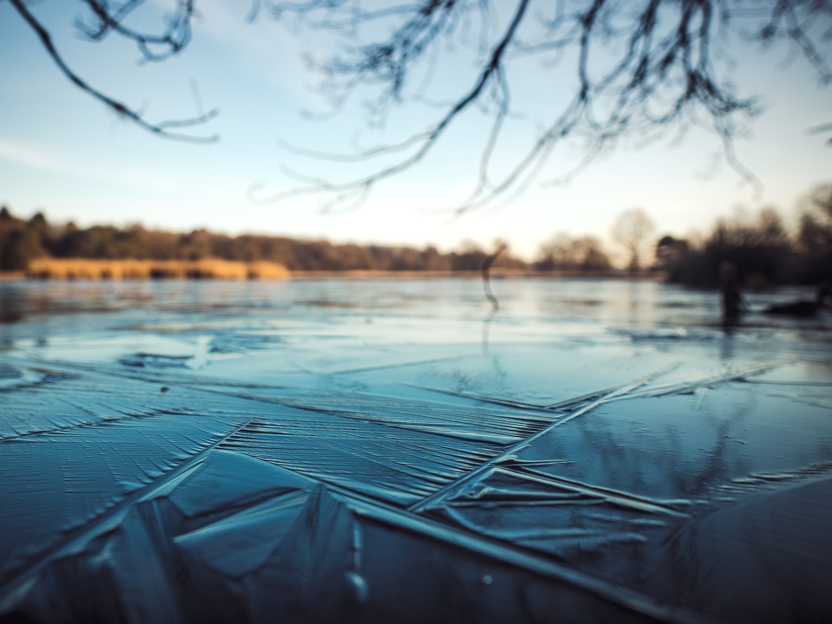 Von glitzernden Eisflchen fhlen sich Jung und Alt angezogen. Dabei bergen diese teils ungeahnte Gefahren. Bricht ein Mensch auf einer Eisflche ein geht es um Sekunden. (Foto: Pixabay)