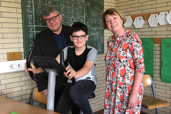 Gemeinsam mit den Schlern (hier Quentin Peukert aus Unkel) stellte Schulleiterin Bettina Stenz Michael Mahlert das Standfahrrad im Klassenraum der 5.2 vor. Foto: Kreisverwaltung