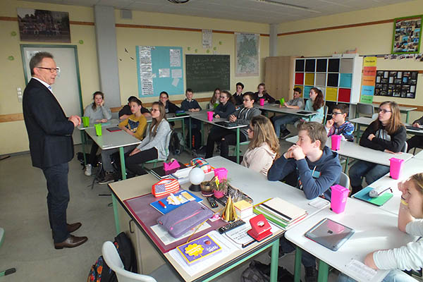 Erwin Rddel informierte in der Nelson-Mandela-Schule ber Chancen und Gefahren des Internets. Foto: Reinhard Vanderfuhr/Bro Rddel