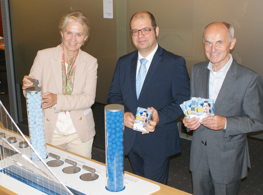 Zum Start der Ausstellung in der Westerwald Bank in Montabaur begrte Marktbereichsleiter Kosta Navrozidis (Mitte) Stadtbrgermeisterin Gabi Wieland, MdL, und den Montabaurer Citymanager Josef Schller. (Foto: Westerwald Bank) 