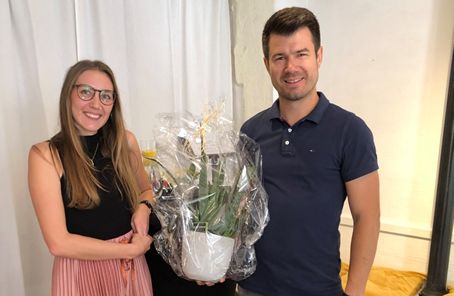 Stadtbrgermeister Stefan Leukel gratulierte Marie-Isabel Becker zur Erffnung ihrer Praxis mit Blumen. Foto: privat